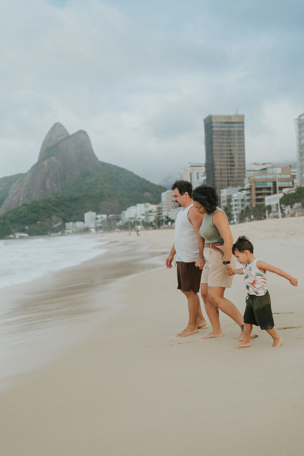 fotografia fotografa ensaio familia externo ao ar livre praia do Leblon Ipanema rio de janeiro rj espontâneo natural 