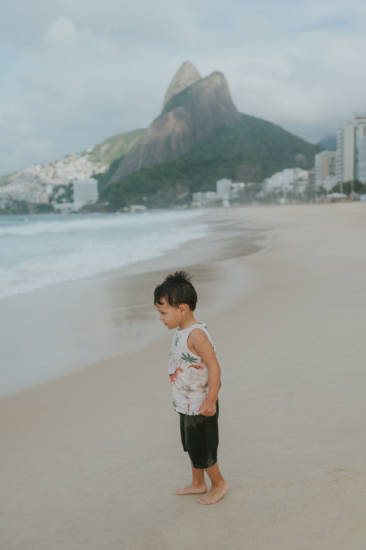 fotografia fotografa ensaio familia externo ao ar livre praia do Leblon Ipanema rio de janeiro rj espontâneo natural 