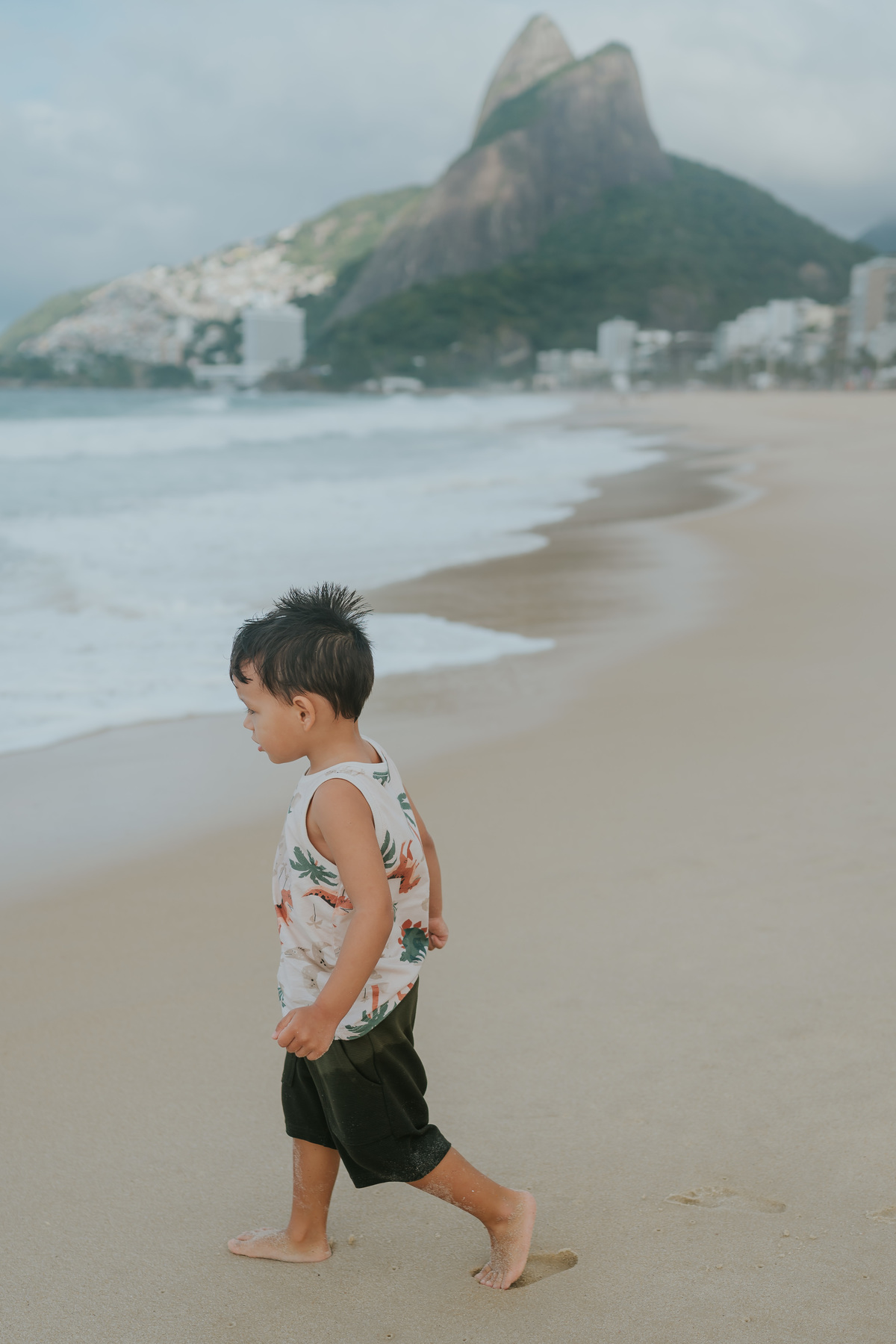 fotografia fotografa ensaio familia externo ao ar livre praia do Leblon Ipanema rio de janeiro rj espontâneo natural 