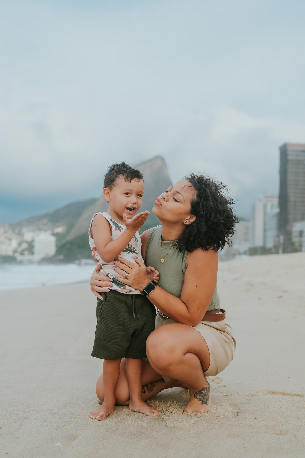 fotografia fotografa ensaio familia externo ao ar livre praia do Leblon Ipanema rio de janeiro rj espontâneo natural 