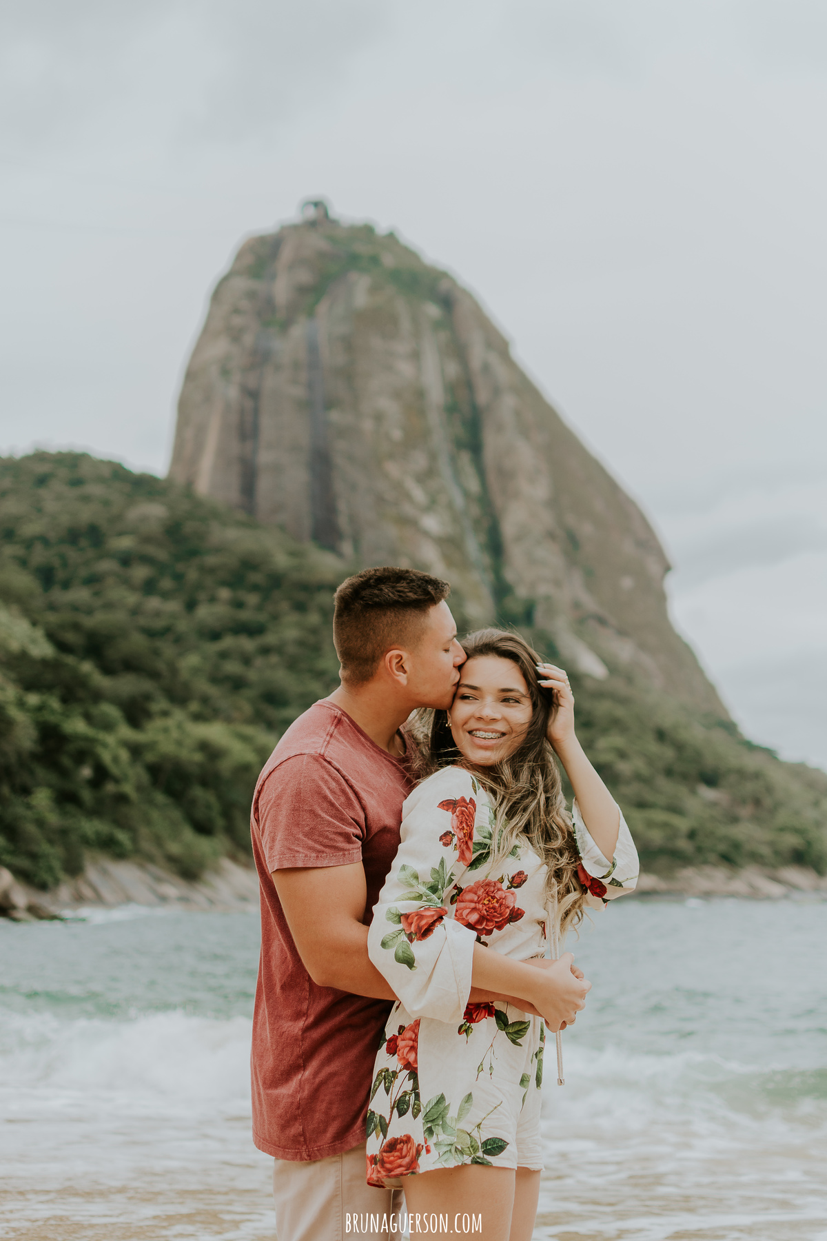 ensaio de casal praia vermelha urca rio de janeiro rj nublado praia bondinho