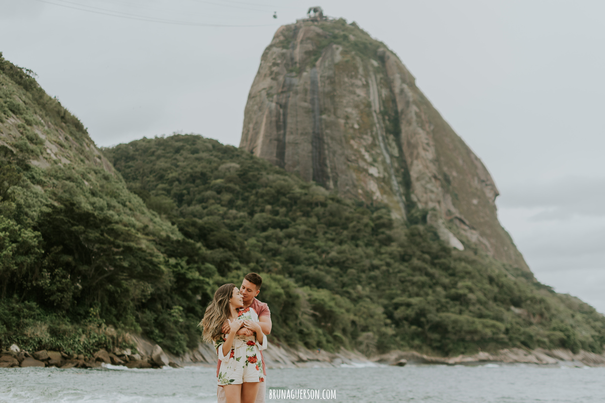 ensaio de casal praia vermelha urca rio de janeiro rj nublado praia bondinho