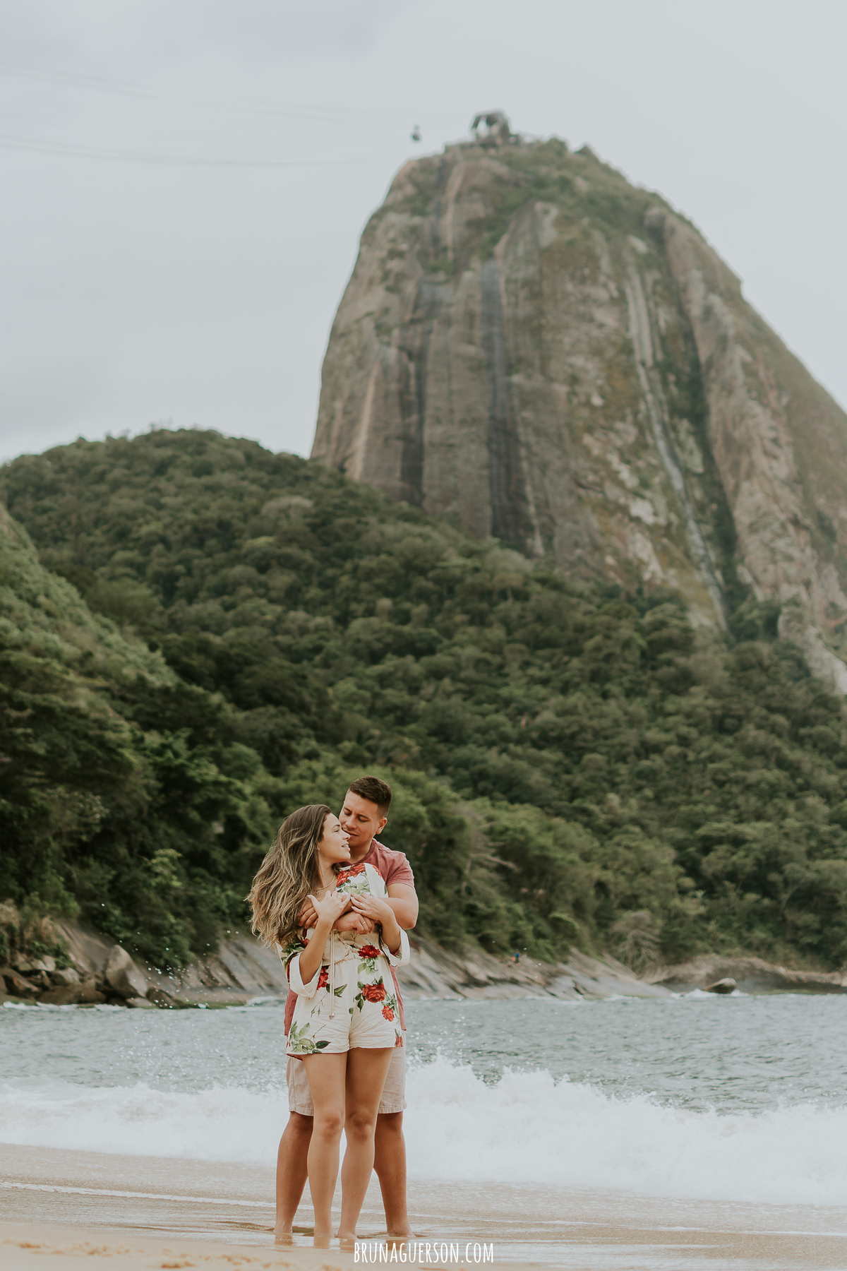 ensaio de casal praia vermelha urca rio de janeiro rj nublado praia bondinho