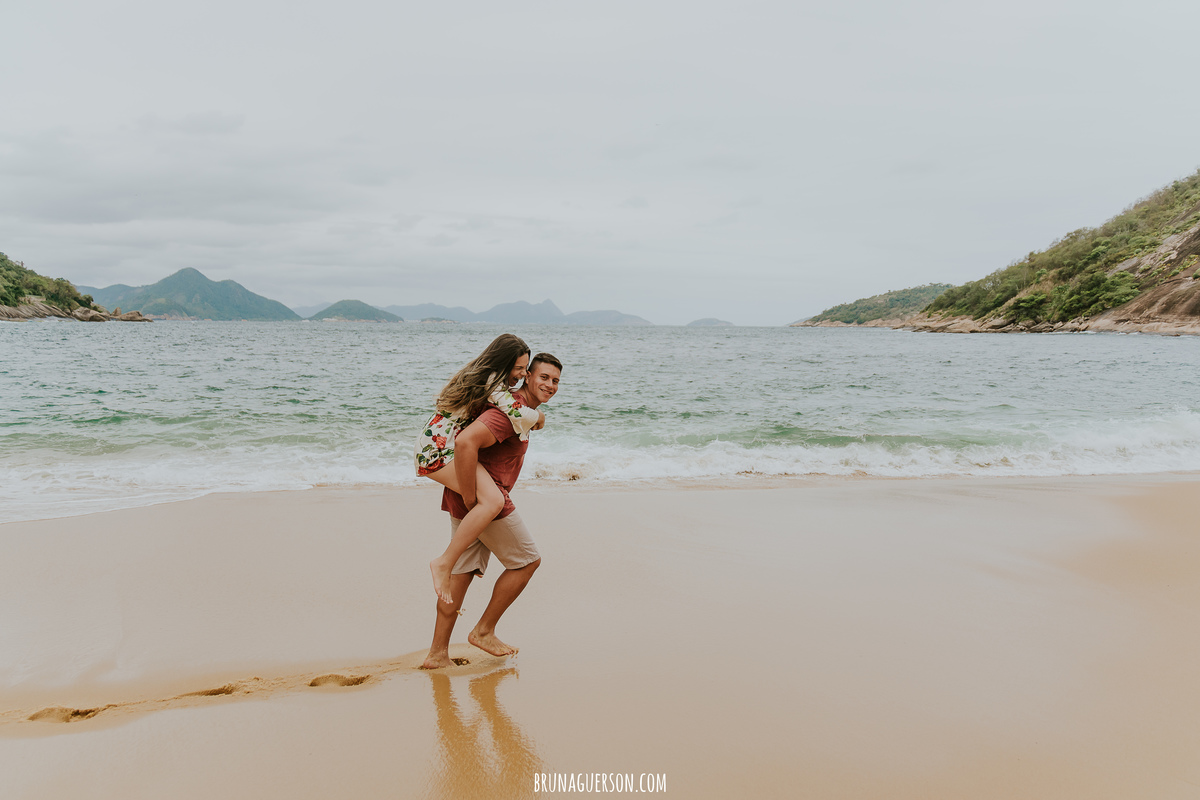 ensaio de casal praia vermelha urca rio de janeiro rj nublado praia 