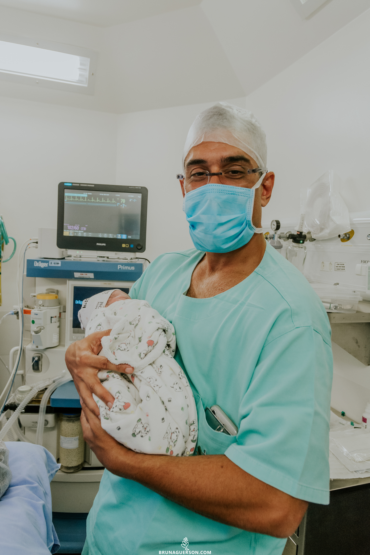 fotografia de parto rio de janeiro bruna guerson maternidade são josé pai segurando bebe