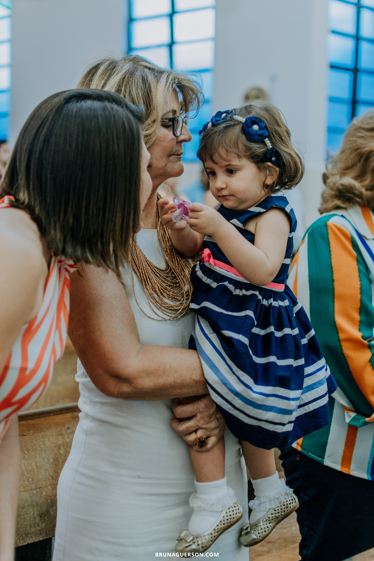 fotografia batizado ilha do governador rio de janeiro  criança