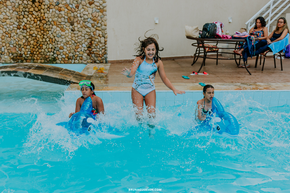 festa infantil rio de janeiro rj bruna guerson fotografa sereia criança piscina