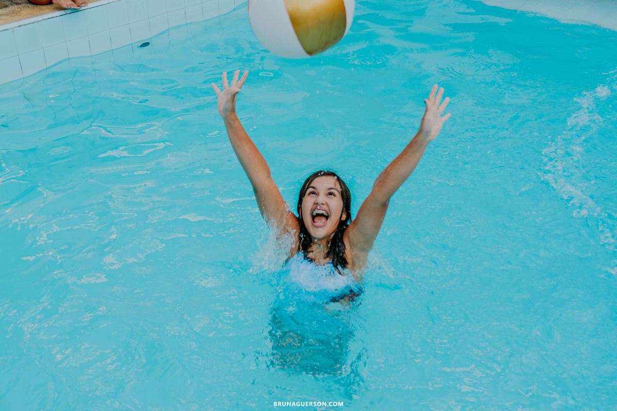 festa infantil rio de janeiro rj bruna guerson fotografa sereia criança piscina