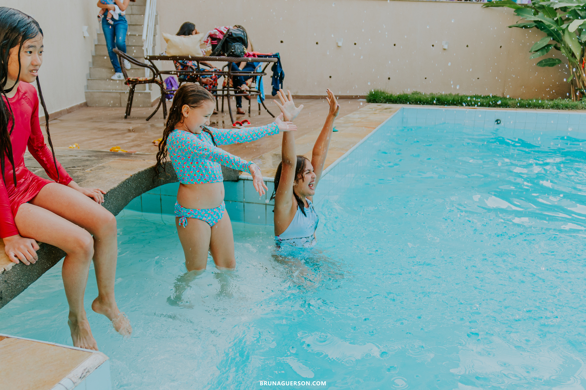 festa infantil rio de janeiro rj bruna guerson fotografa sereia criança piscina
