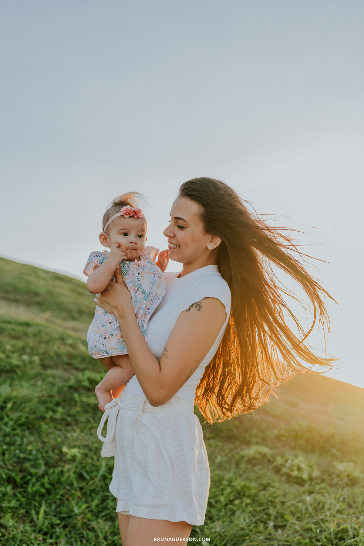 fotografia Rio de Janeiro ensaio externo sessão de família praia rj fotografa 5 meses menina por do sol