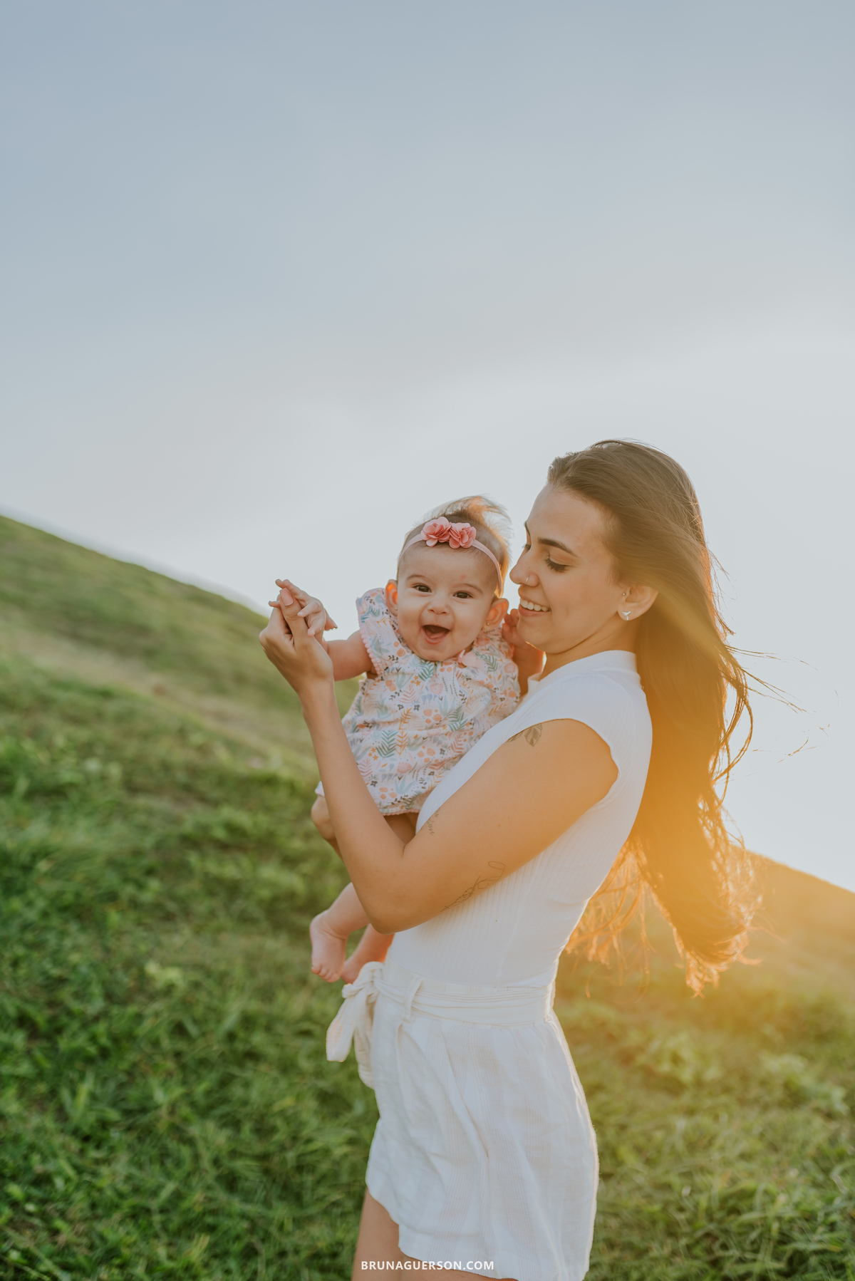 fotografia Rio de Janeiro ensaio externo sessão de família praia rj fotografa 5 meses menina por do sol