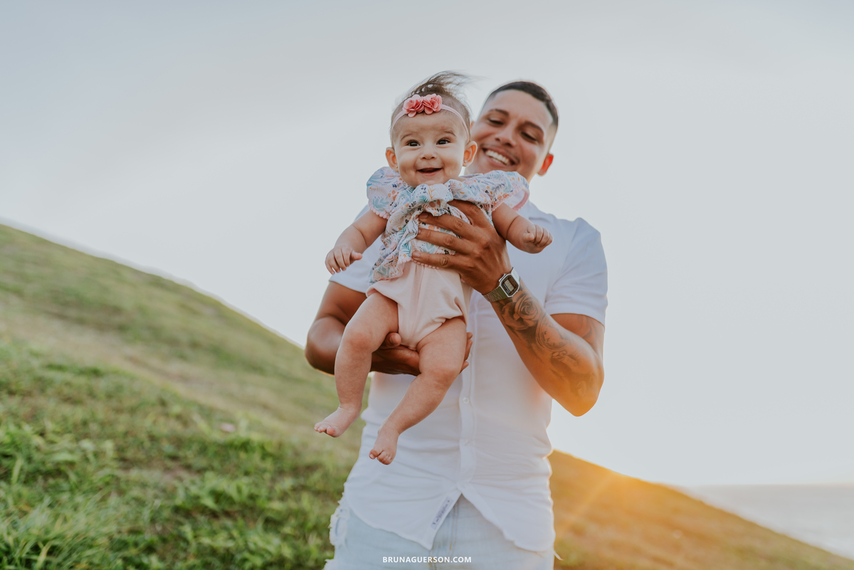 fotografia Rio de Janeiro ensaio externo sessão de família praia rj fotografa 5 meses menina por do sol