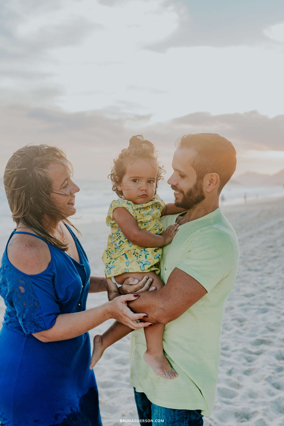 fotografa de familia Rio de Janeiro ensaio na praia barra da Tijuca por do sol rj 