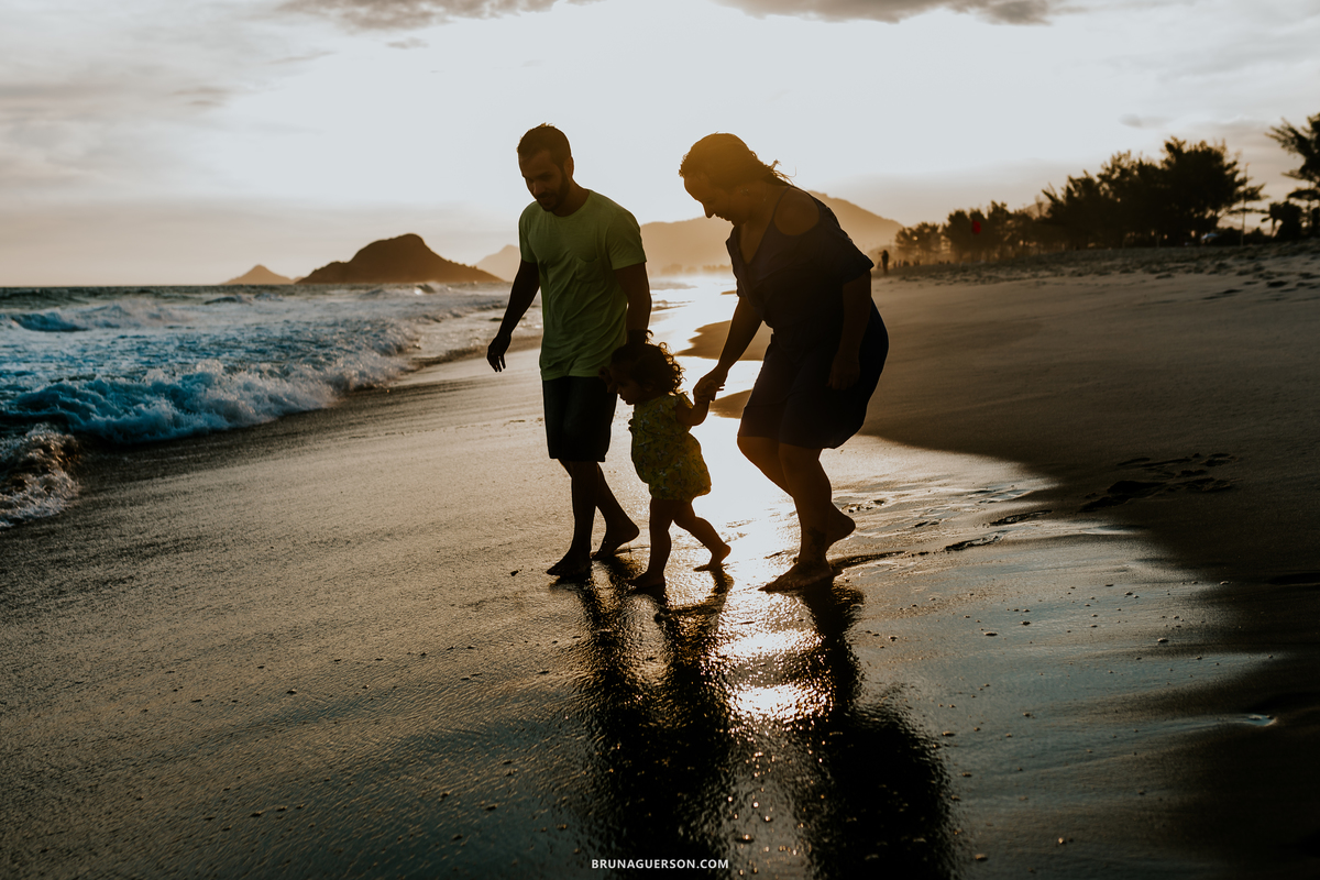 fotografa de familia Rio de Janeiro ensaio na praia barra da Tijuca por do sol rj silhueta