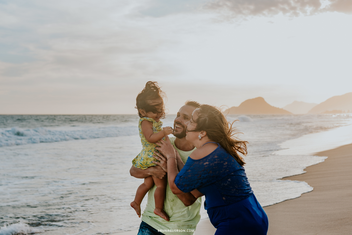 fotografa de familia Rio de Janeiro ensaio na praia barra da Tijuca por do sol rj 
