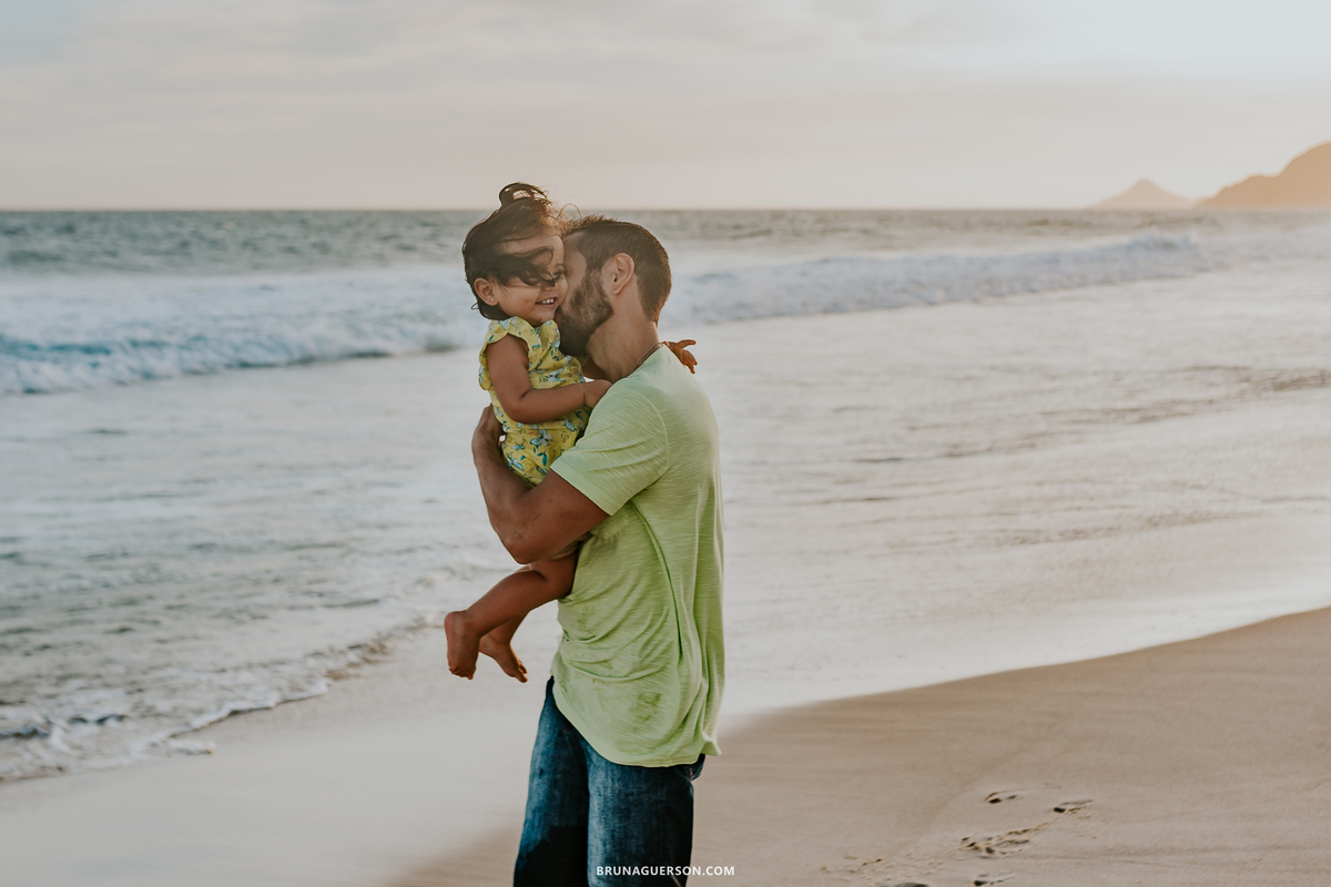 fotografa de familia Rio de Janeiro ensaio na praia barra da Tijuca por do sol rj 
