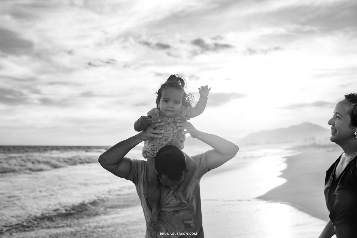fotografa de familia Rio de Janeiro ensaio na praia barra da Tijuca por do sol rj 
