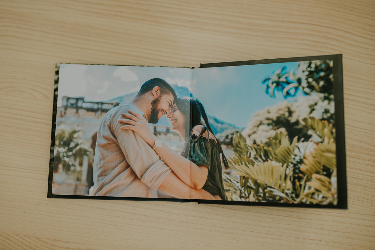 ensaio de casal Rio de Janeiro externo parque lage fotografia rj ao ar livre natureza  album fotográfico diagramado foto impressa