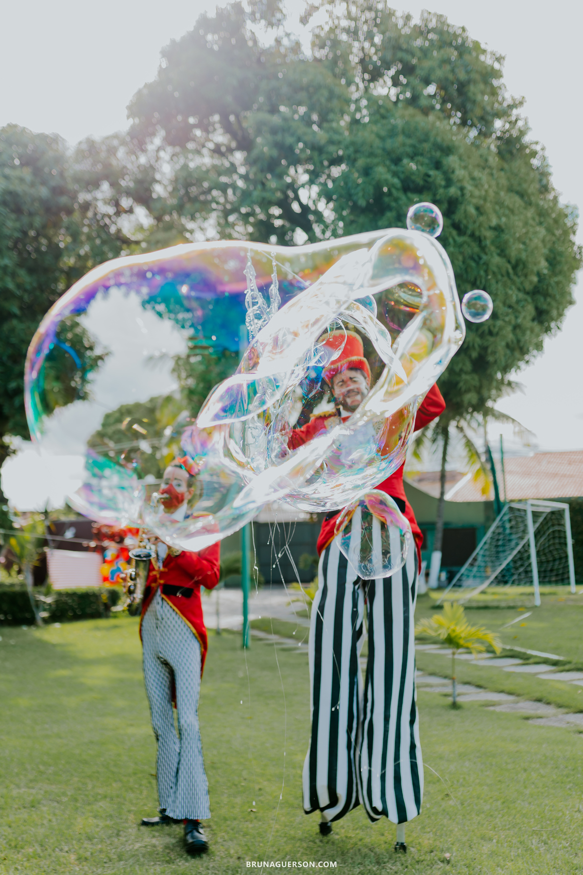 fotografa de familia fotografia festa infantil ao ar livre tema circo Rio de Janeiro 3 anos bolha de sabão