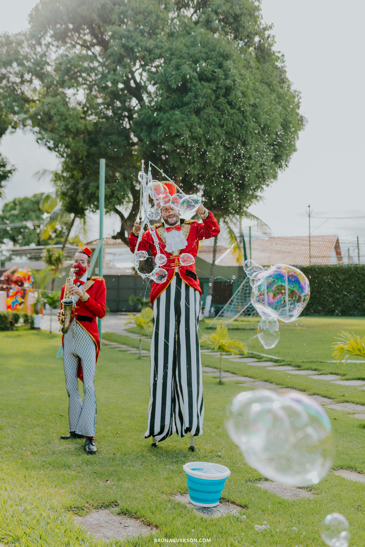 fotografa de familia fotografia festa infantil ao ar livre tema circo Rio de Janeiro 3 anos bolha de sabao palhaco