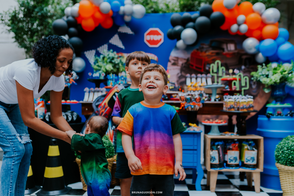 festa infantil tema hot wheels meninos icarai niteroi rio de janeiro fotografia familiafesta infantil tema hot wheels meninos icarai niteroi rio de janeiro fotografia familia