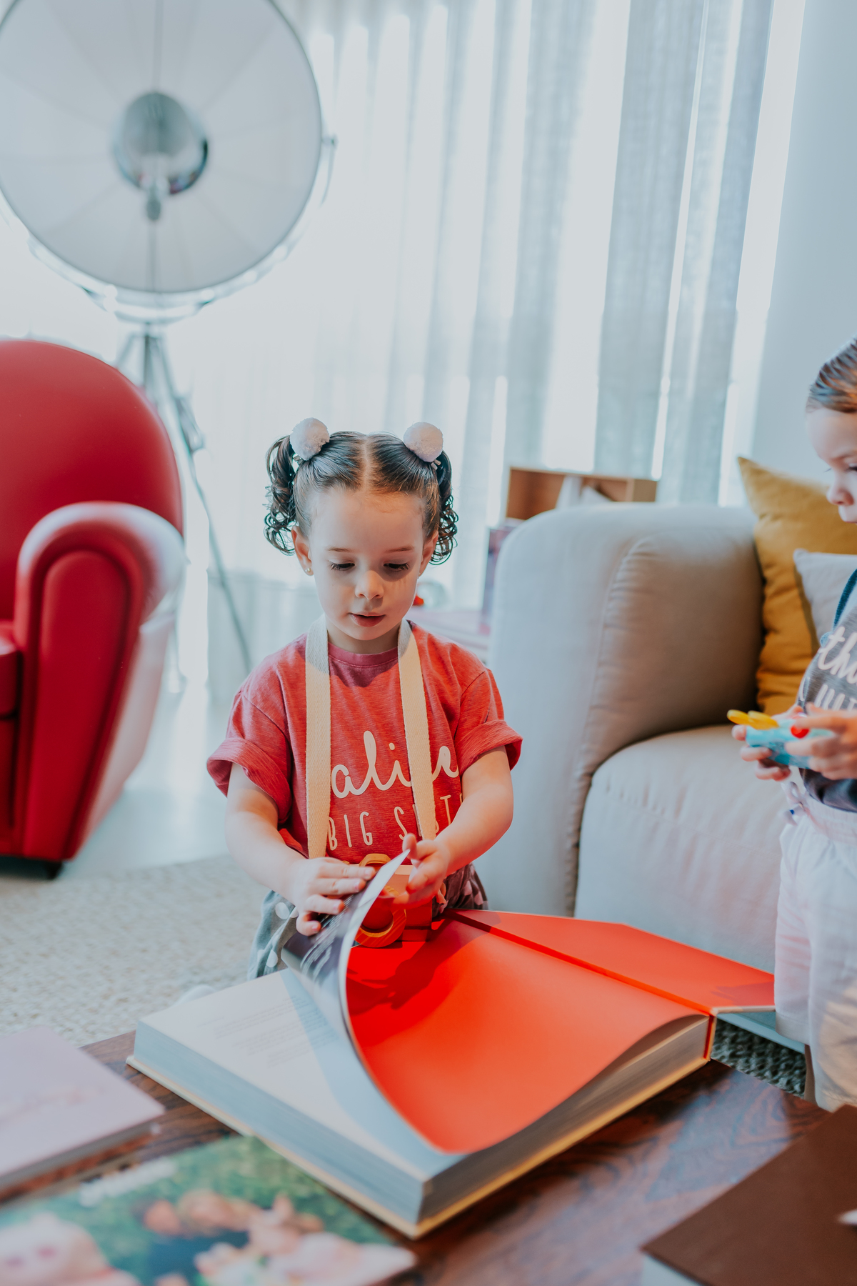 ensaio em casa familia criança sorrindo camera Rio de Janeiro barra da tijuca