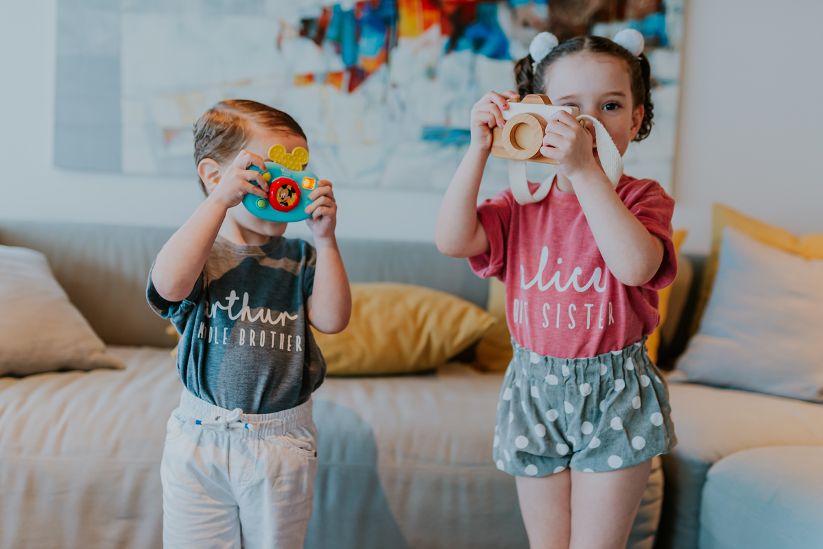 ensaio em casa familia criança sorrindo camera Rio de Janeiro barra da tijuca