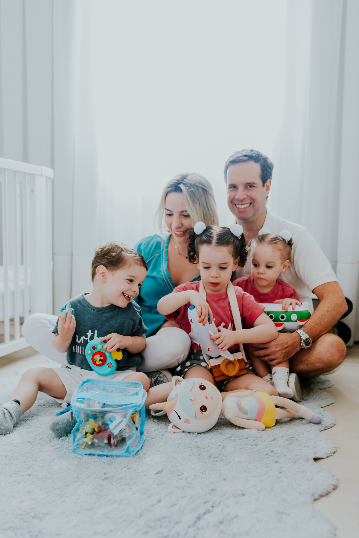 fotografia ensaio em casa familia 3 crianças irmãos  Rio de Janeiro barra da tijuca