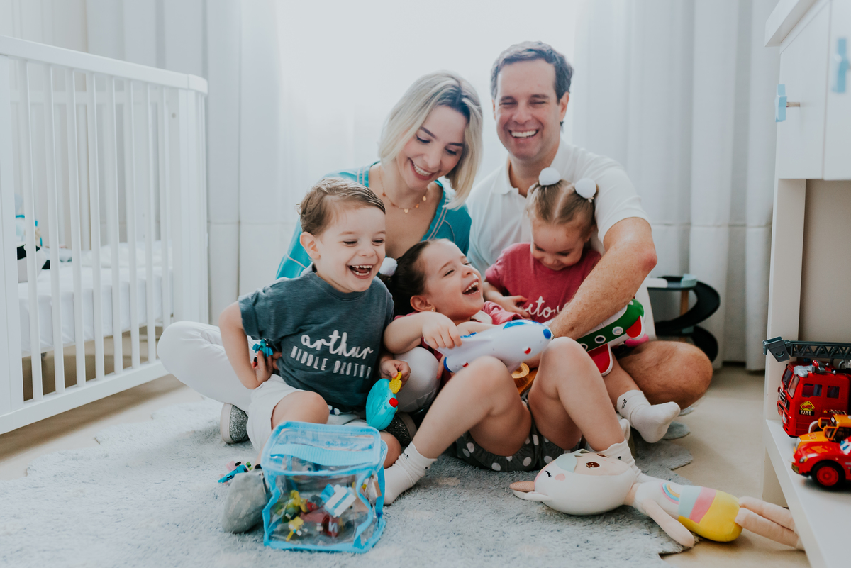 fotografia ensaio em casa familia 3 crianças irmãos  Rio de Janeiro barra da tijuca