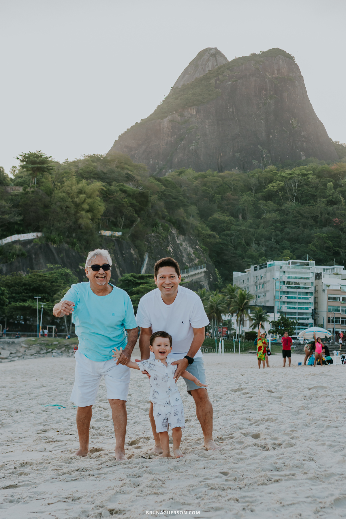 fotografia ensaio familia Leblon praia Rio de Janeiro ao ar livre 