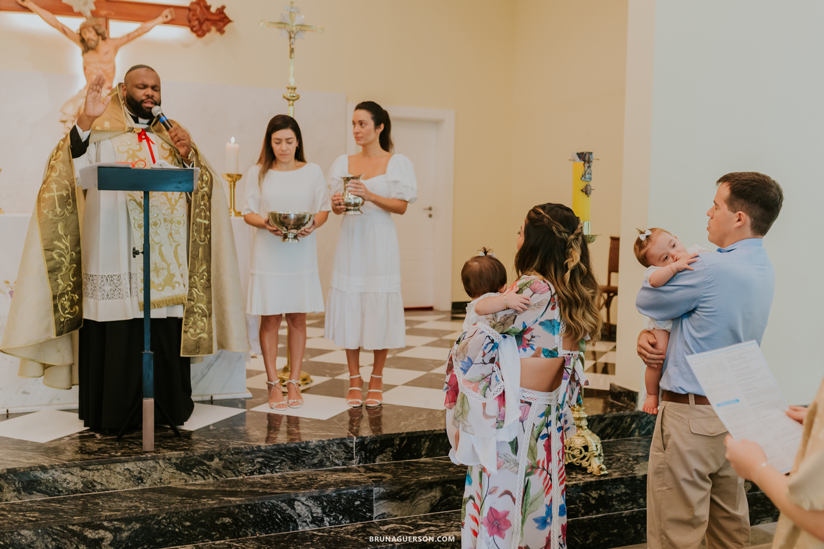 fotografia batizado batismo Rio de Janeiro paroquia santo Antonio da península rj gemeas