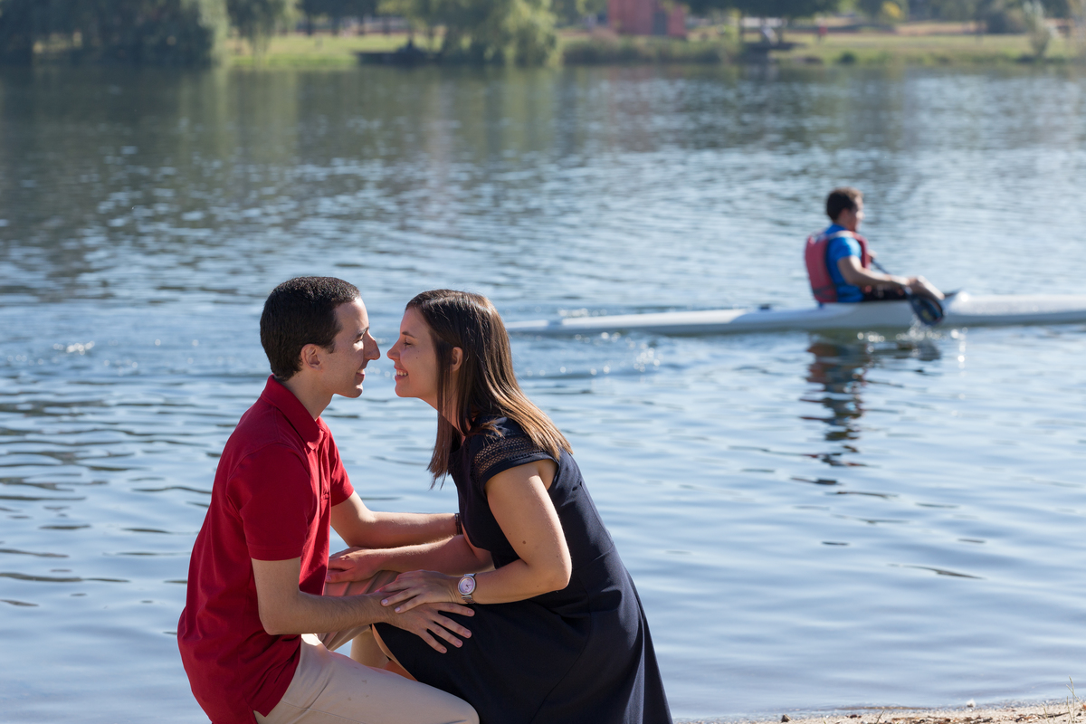 fotografia de namorados solteiros no parque verde do rio mondego em coimbra