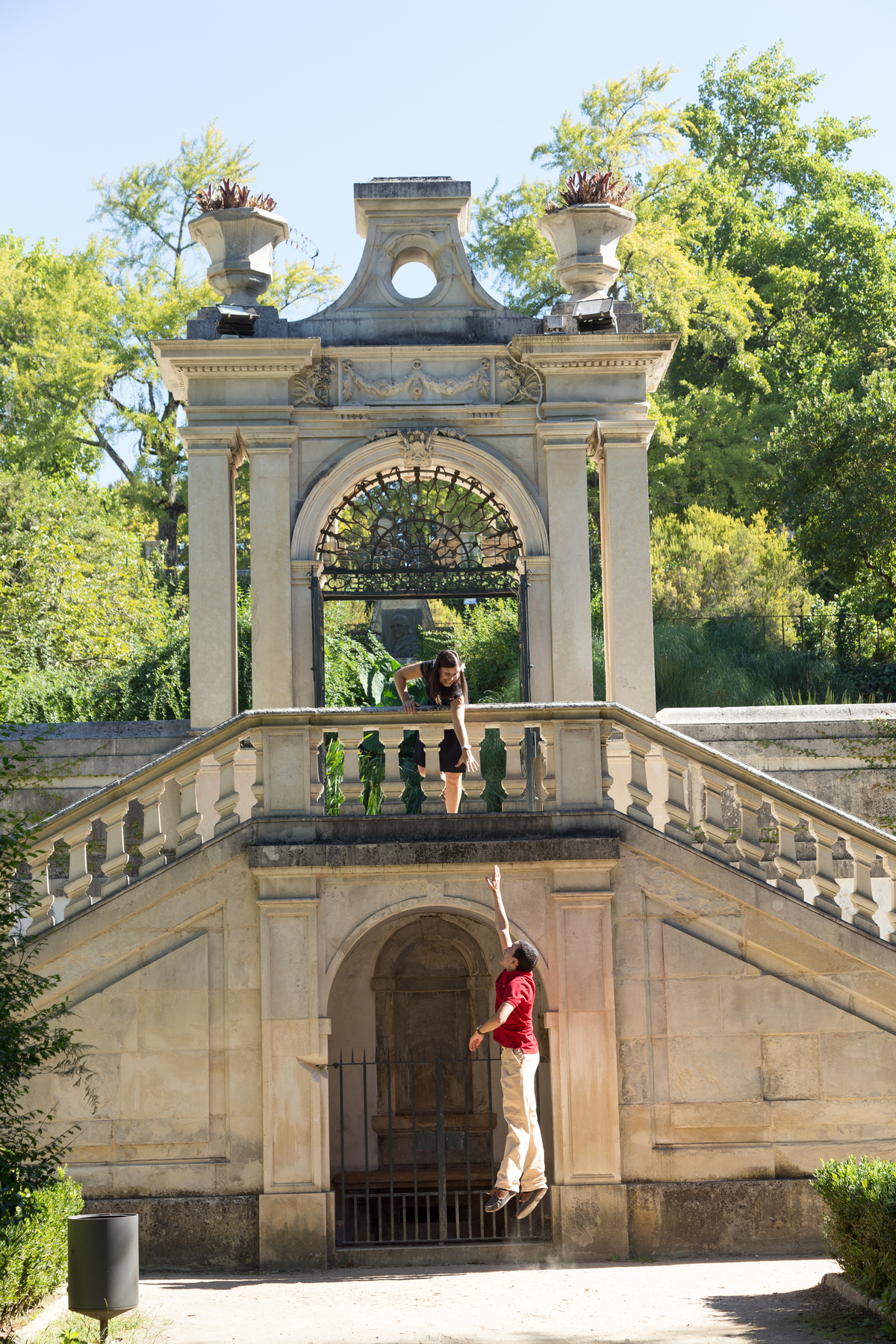 fotografia de solteiros de namorado a tentar chegar à sua noiva em jardim botânico de Coimbra