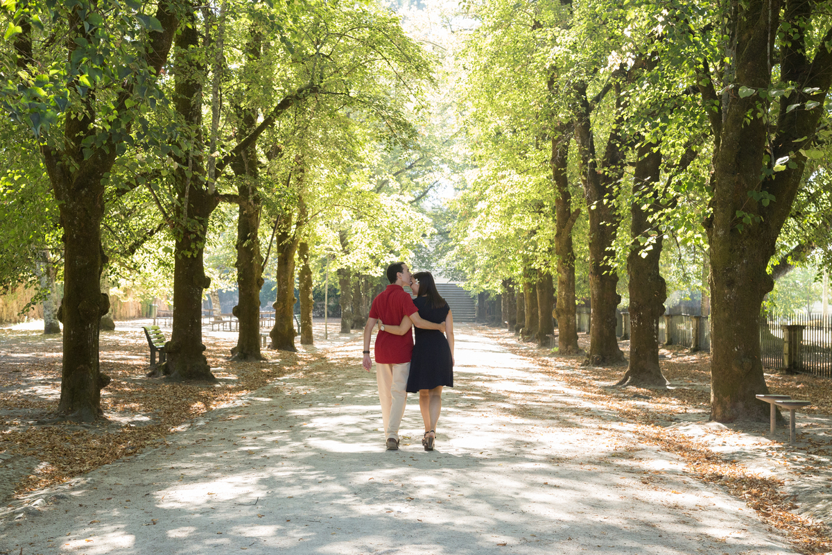 namorados abraçados em sessão fotografica de solteiros em jardim botânico de coimbra