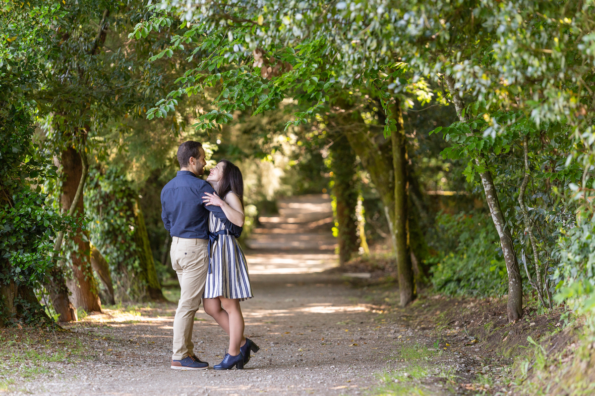Fotografia de namorados solteiros no parque verde do Fontelo