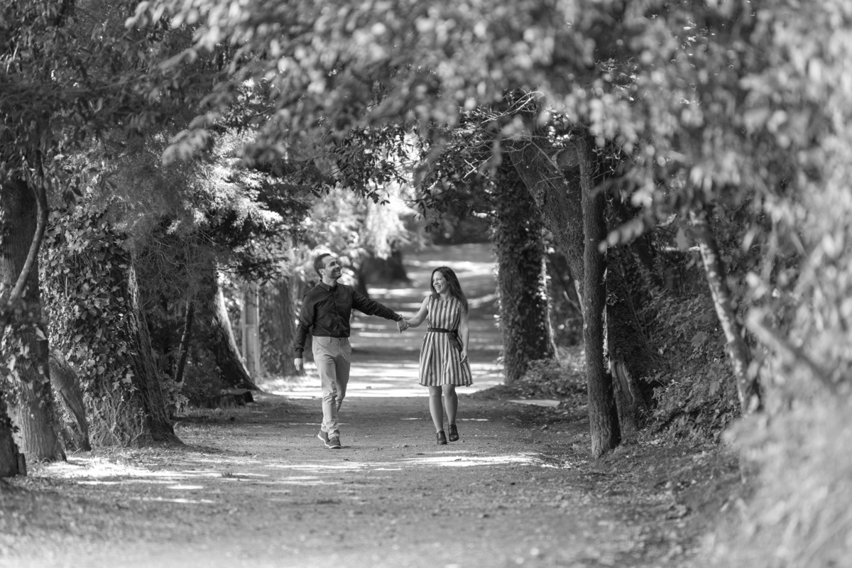 Namorados de mãos dadas no parque