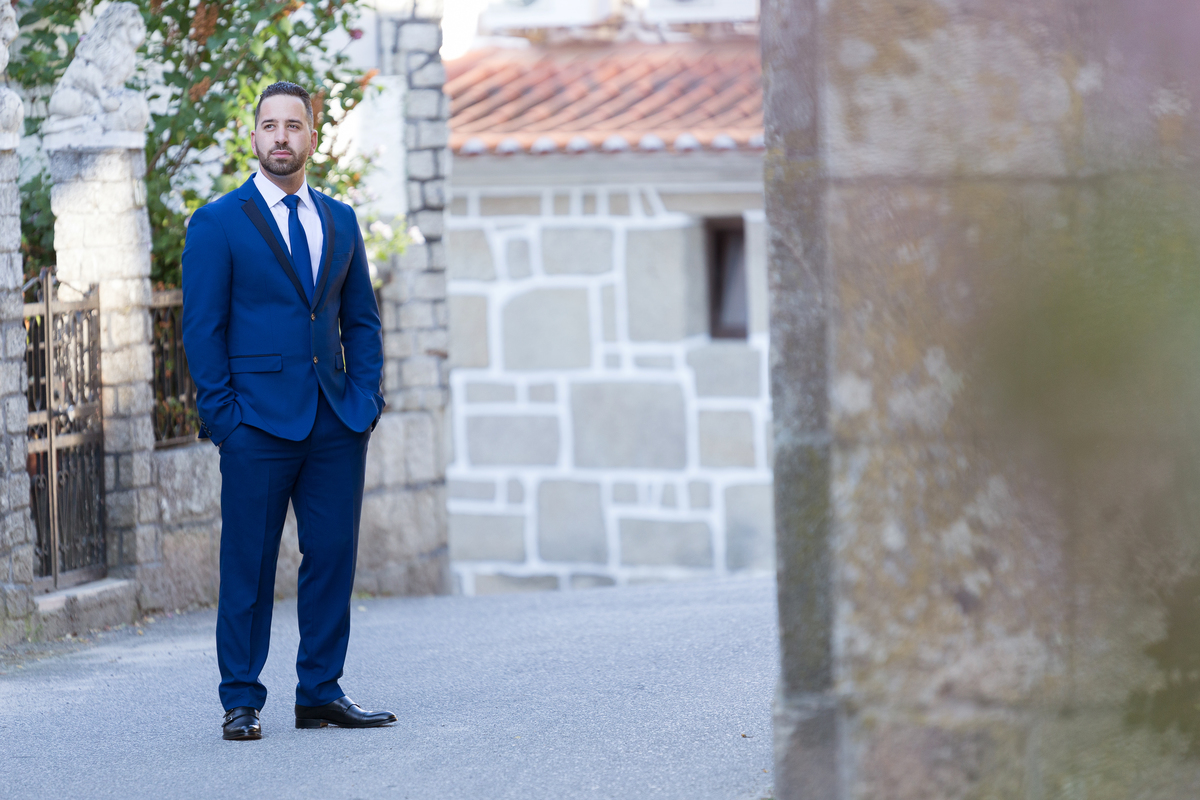 fotografia de noivo de pé no meio da rua