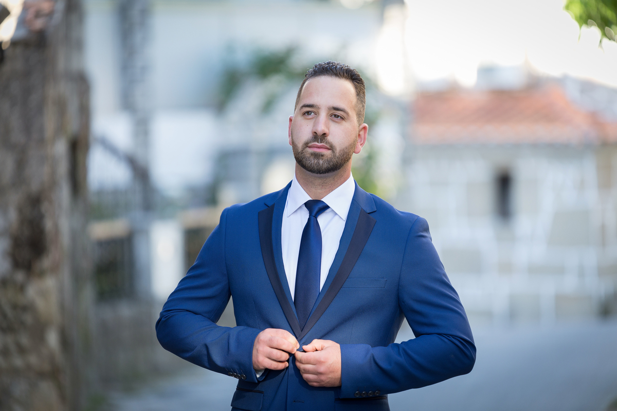 noivo a vestir o casaco