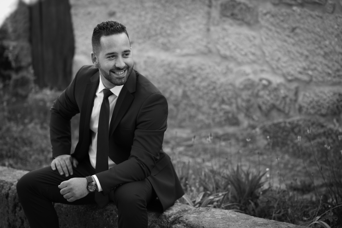 Fotografia de preto e branco de noivo sentado