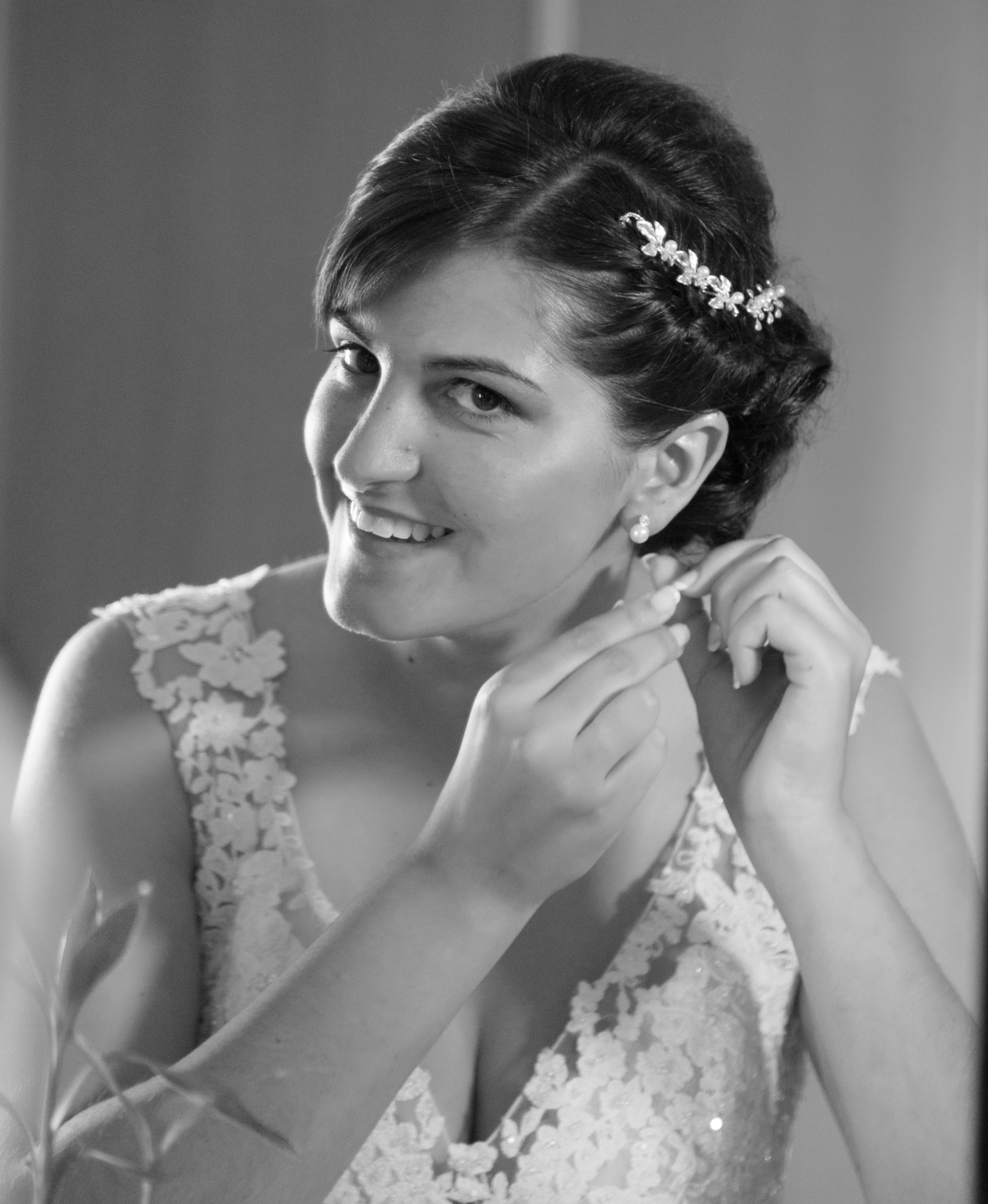 fotografia de noiva a colocar o brinco