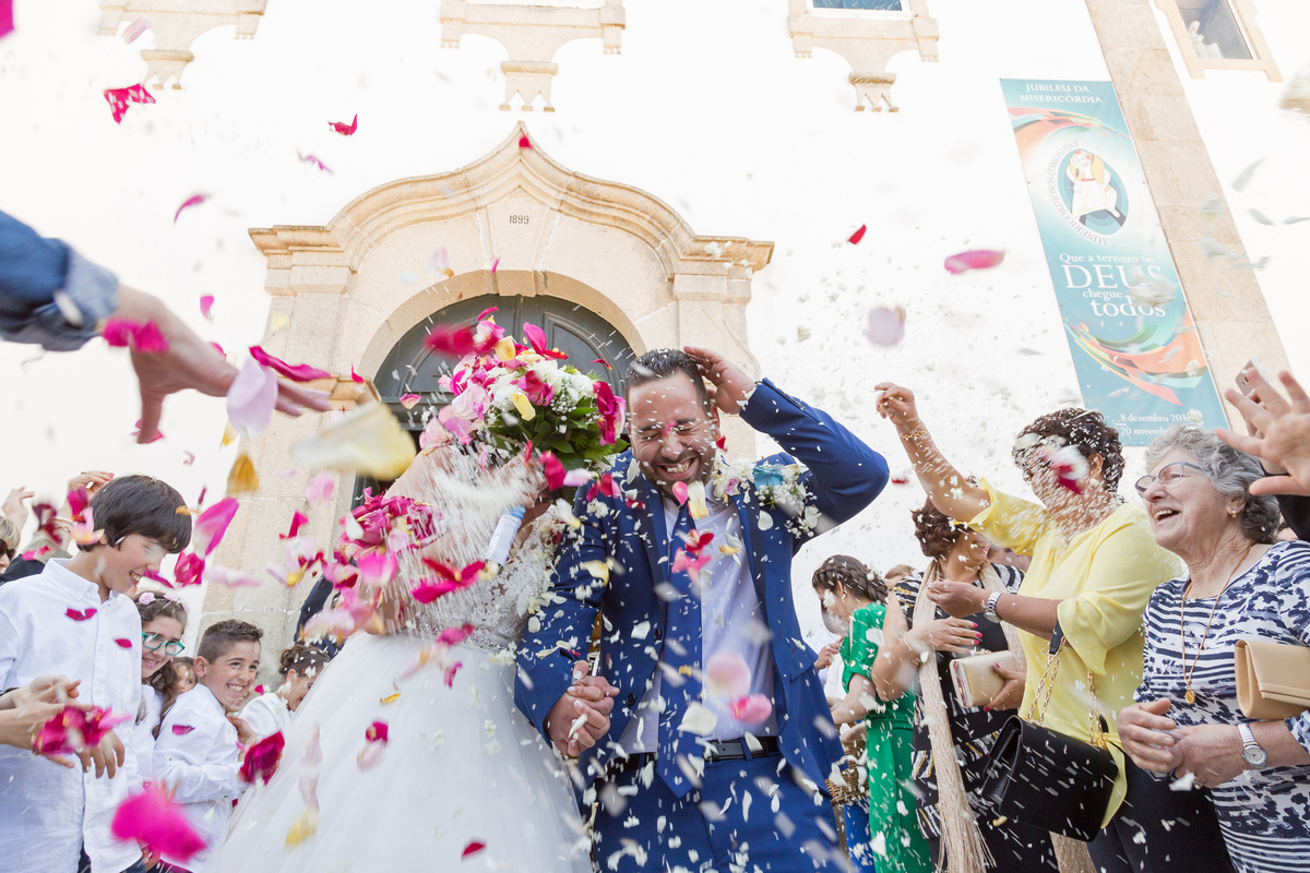 noivos a sair da igreja