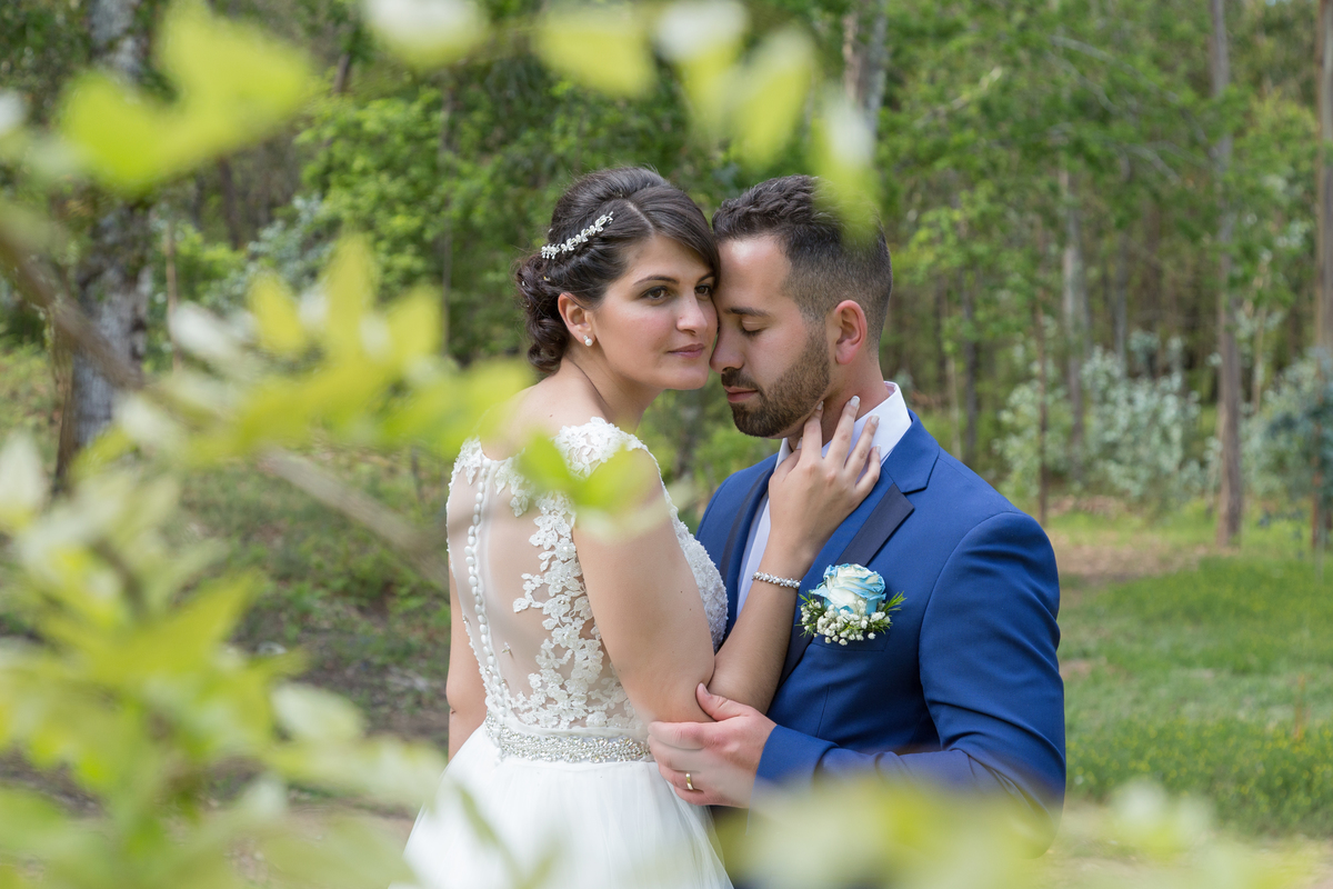 fotografia de noiva a acariciar noivo