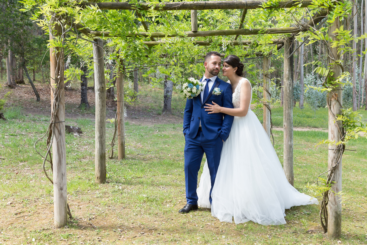 noiva a abraçar o noivo