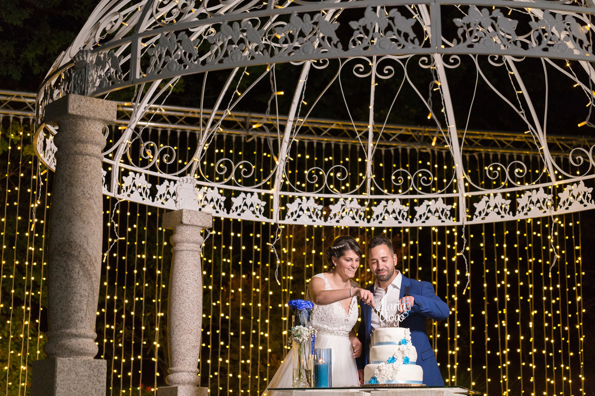 noivos a cortar o bolo