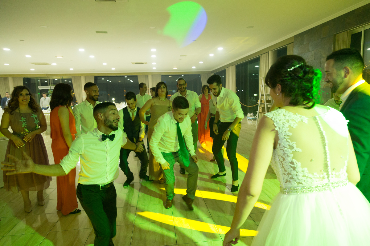 fotografia dos convidados a dançar