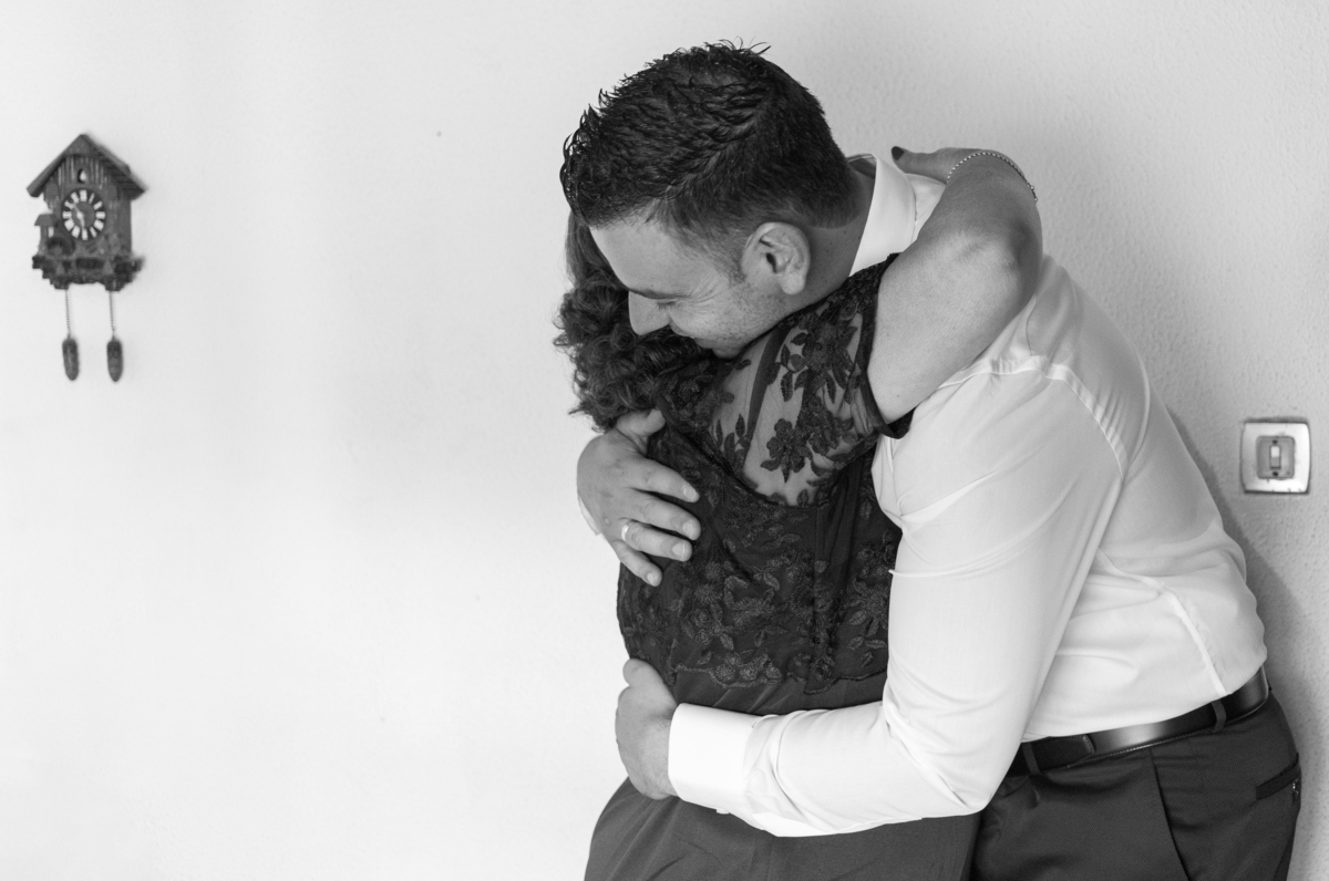 noivo a abraçar a sua mãe