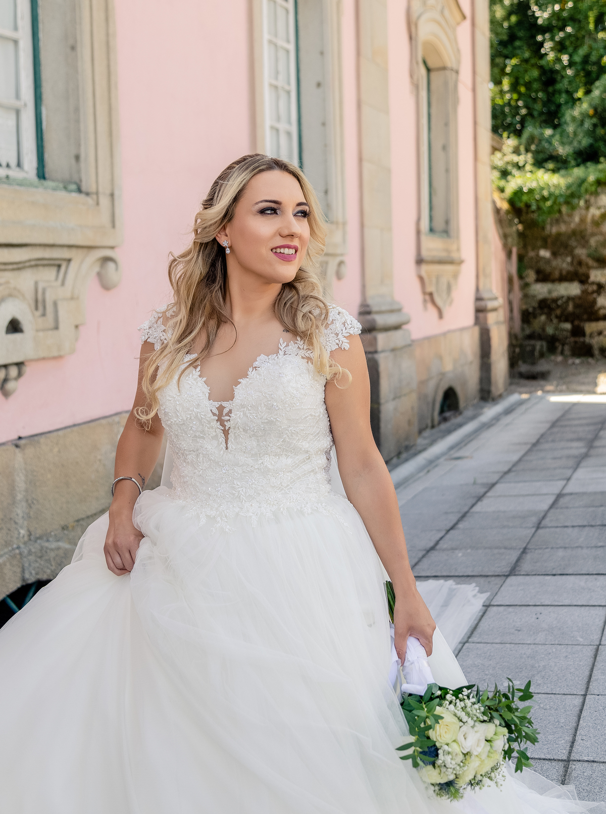 noiva a passear na fachada do palácio dos condes de anadia