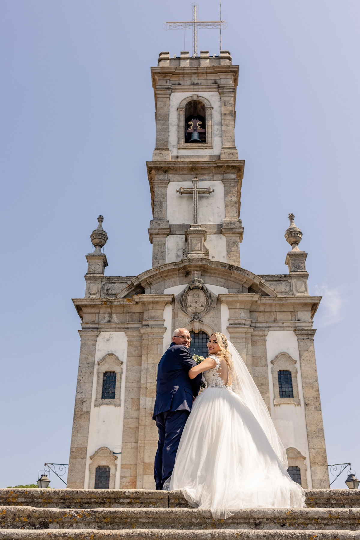 noiva com o pai na sra. do castelo