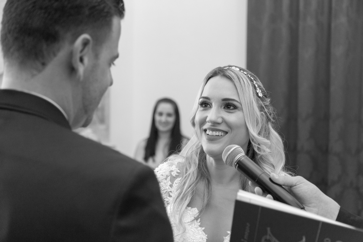 noiva a dizer sim na cerimónia