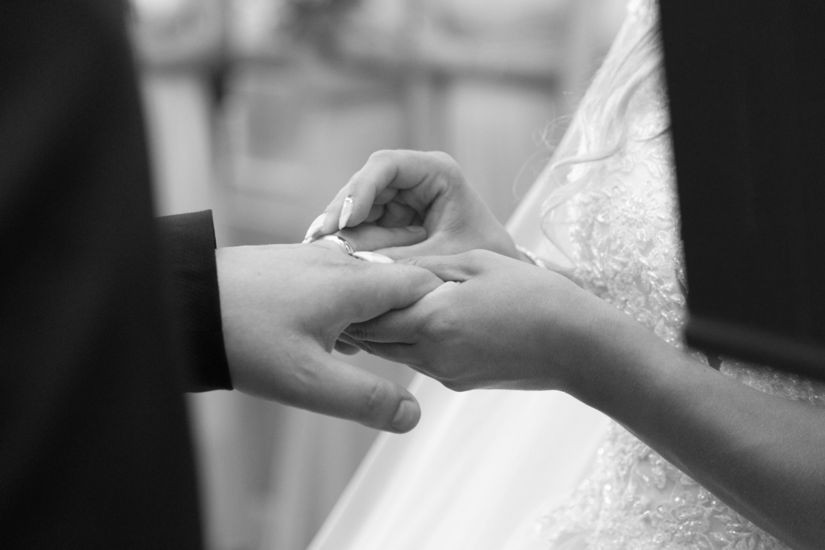 noiva a colocar aliança no noivo